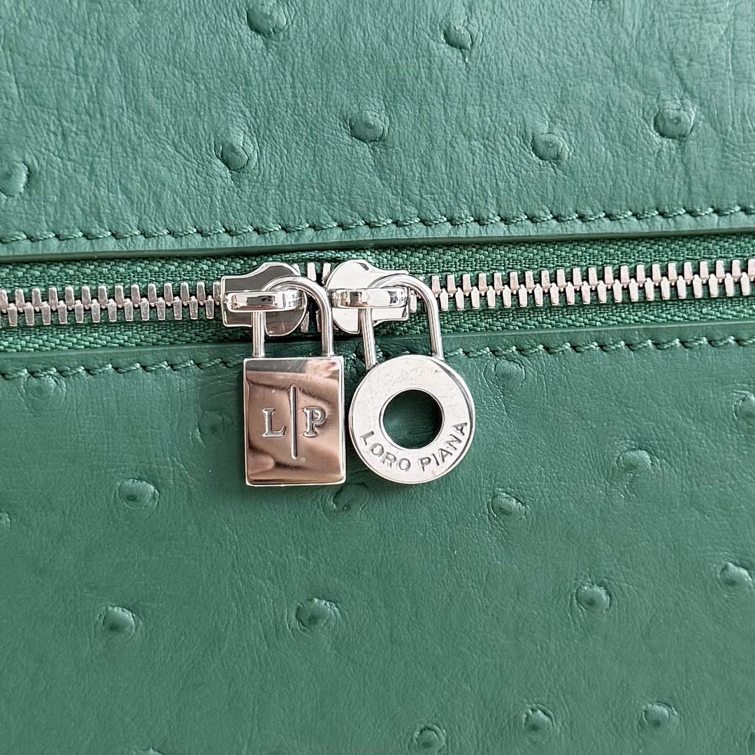 L**o p*ana extra pocket l27 ostrich-grained leather 16x27x10cm